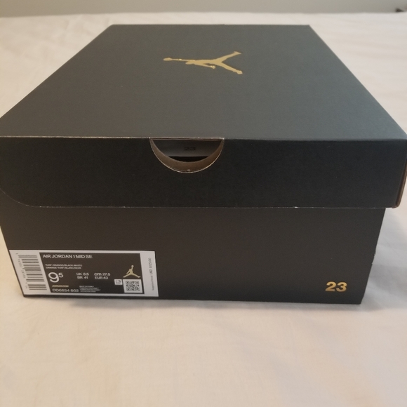 Men's Air Jordan 1's Mid SE "NEW" W/BOX - Picture 9 of 9